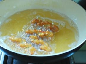 炒锅内倒入适量食用油，开始炸吧！油量最好宽一些，不然麻花容易沉底，上色不好。用一根筷子试一下，筷子周围形成密集的小气泡，这样的油温刚好。转成小火，下入麻花生坯，炸成金黄就可以出锅了。下入油锅的麻花要勤翻动，慢慢炸不要着急，随时看管，小心不要炸糊了。