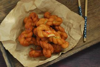 松软香甜的麻花就做好了，撕开一根尝尝，又软又香，咬着不费劲儿，可好吃了，就连80岁的奶奶都直夸比面包还好吃呢！