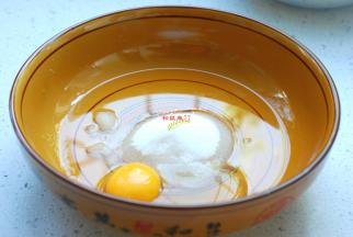 85克玉米油、1个鸡蛋、65克糖粉或细砂糖一次性放在一个大一点的盆子中。