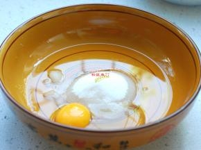 85克玉米油、1个鸡蛋、65克糖粉或细砂糖一次性放在一个大一点的盆子中。