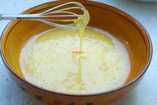 用手动搅拌器搅拌均匀，直到糖融化，油和鸡蛋充分融合，看起来非常浓稠，入图中的样子就好了。