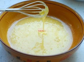 用手动搅拌器搅拌均匀，直到糖融化，油和鸡蛋充分融合，看起来非常浓稠，入图中的样子就好了。