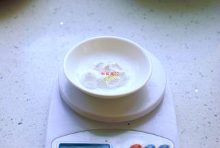 小苏打1克、泡打粉2克称量准确备好。如果没有厨房电子秤就用大拇指和食指捏一点就好了，小苏打超量味道会发苦。不过经常做烘焙的小伙伴都知道厨房电子秤是必备品的。