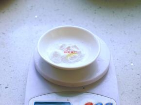 小苏打1克、泡打粉2克称量准确备好。如果没有厨房电子秤就用大拇指和食指捏一点就好了，小苏打超量味道会发苦。不过经常做烘焙的小伙伴都知道厨房电子秤是必备品的。