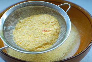 普通的核桃酥只加面粉，这个核桃酥不同，加了一把玉米粉，更香酥。用网筛把玉米粉过筛到搅拌好的油糖和鸡蛋的混合物中。玉米粉就是细一些的玉米面，加入玉米粉会让核桃酥更酥脆，口感更好。