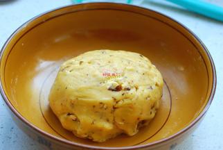 搅拌好以后，下手揉成团。没有干面粉，成团就好，不要过度揉面，否则会影响酥松度，成品出来口感可能会发硬。