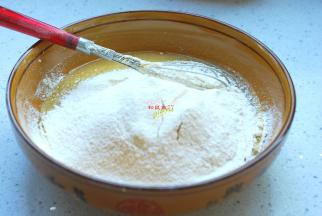 接着把低筋面粉一起过筛进去，一次性过筛完就好，不用分次。