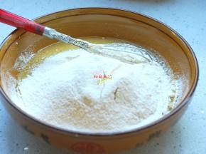 接着把低筋面粉一起过筛进去，一次性过筛完就好，不用分次。