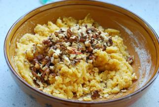 搅拌均匀，看起来没有干粉就好了，现在来把熟的核桃仁放进去。核桃仁一定要熟的才会香，如果是生的核桃仁，可以用上下火160度烘烤10分钟（温度和时间仅供参考，具体的还要根据自己的烤箱适当的调整），晾凉后切碎再用。