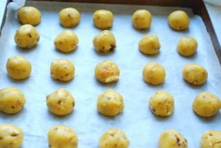 烤盘铺上烘焙纸，面团分成大约20可以左右的小面团，分别揉成小圆球，放在烤盘上。我的核桃酥不大不小根绝正合适，如果你喜欢吃大一些的块，也可以分成大一点的剂子，或者更小的，迷你型的。