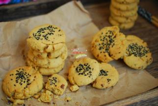 这个核桃酥和普通桃酥不同，加一把“它”，更酥香，吃一口停不了。