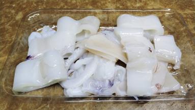 鲜鱿处理好切圈