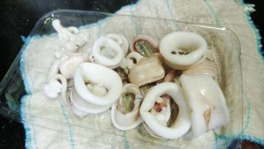 鲜鱿焯水备用