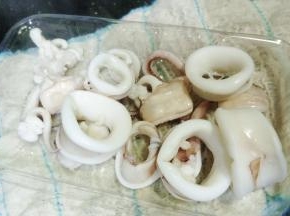 鲜鱿焯水备用
