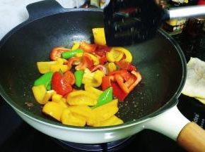 锅里热油放入蒜盐和彩椒炒至8成熟