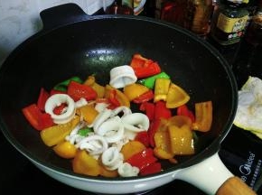 倒入焯过水的鱿鱼圈翻炒至熟透即可