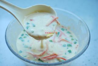 放入面粉，加入盐1勺，胡椒粉1小勺，然后加入牛奶搅拌均匀，成稀稠合适的面糊，盛起面糊能够顺滑的流动状态，如图中的样子就好了。如果太过浓稠要适量增加液体量。