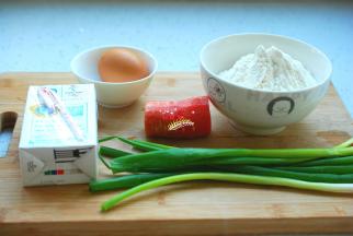 准备好所有的食材。胡萝卜1小段就够了，去掉外皮清洗干净，小香葱择洗干净待用。准备好一碗面粉、一盒牛奶、一个鸡蛋。