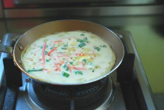 不粘锅烧热，用厨房纸巾擦一点点食用油，不要太多，锅底均匀地擦上一层就好。然后用勺子舀1勺面糊倒入锅中，端起锅，让面糊自然流动在锅里摊平，转成小火，表面有小气泡，还剩有少部分白色面糊的时候，用铲子翻个面。