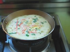 不粘锅烧热，用厨房纸巾擦一点点食用油，不要太多，锅底均匀地擦上一层就好。然后用勺子舀1勺面糊倒入锅中，端起锅，让面糊自然流动在锅里摊平，转成小火，表面有小气泡，还剩有少部分白色面糊的时候，用铲子翻个面。