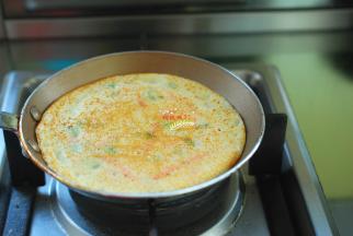 两面烙至金黄，就可以出锅了，这样一张蔬菜鸡蛋饼就做好了，其他剩余的面糊都这样烙好。