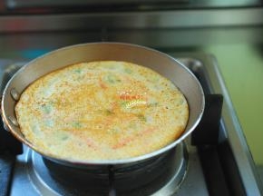 两面烙至金黄，就可以出锅了，这样一张蔬菜鸡蛋饼就做好了，其他剩余的面糊都这样烙好。