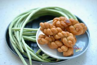 准备好所需要的食材，我这个小麻花是前几天自己炸的，麻花的量适当就好，喜欢吃就多放点。