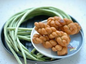 准备好所需要的食材，我这个小麻花是前几天自己炸的，麻花的量适当就好，喜欢吃就多放点。
