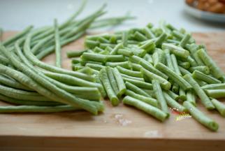 现在的季节长豆角是是很新鲜的，择去筋膜，清洗干净，切成大小合适的段，我切的大概3ml长短。长豆角清洗的时候不要浸泡太久，水泡时间太长，豆角吃进太多水分，就会很难炒软，即使看起来炒软了口感也发硬。