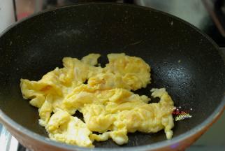 鸡蛋2个磕在碗内，加入少量盐，1勺料酒，搅拌均匀，入油锅炒成鸡蛋碎，盛出来待用。
