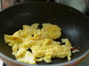 鸡蛋2个磕在碗内，加入少量盐，1勺料酒，搅拌均匀，入油锅炒成鸡蛋碎，盛出来待用。