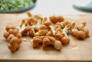 小麻花切成小块，或者用手掰碎一点儿也可以。我这个小麻花本来是软的，室温放了几天有点风干了，放点蔬菜炒炒吃味道还真不错。