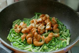 加入1勺水、1勺盐、1勺生抽调味，翻炒均匀后，把切好的小麻花放在豆角的表面，不用翻炒，盖上盖子，大火烧开后，转成小火，焖煮5分钟左右，要小心锅里的水烧干。