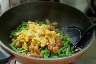 时间到了，锅里的水分也烧的差不多了，豆角也软了，翻炒均匀，让麻花也入味，再把刚才炒好的鸡蛋碎放进锅里，翻炒均匀后，就可以出锅了，装盘上桌，开吃吧！