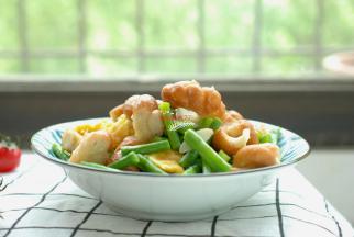 非常好吃的豆角炒麻花就做好了，鲜香中带着脆爽，柔韧中透着软嫩，非常富有层次感的一道主食和蔬菜结合的美味，你也来试试吧！