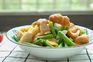 这样这一盘主食蔬菜相结合的“大会餐”，你可能没吃过，柔韧软嫩鲜香脆爽，非常有层次，既简单又省事儿，实在是太好吃了！我和掌柜的一人吃一盘，愣是没吃够！