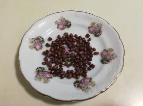 红豆挑去杂质
