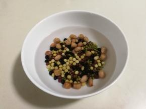 清水清洗两次，夏天放入冰箱冷藏清水浸泡一晚