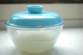 水开后倒入粉丝中，稍微搅动一下，盖上盖子，浸泡20分钟直到粉丝变软。也要随时观察，不要浸泡过度，太过软烂的粉丝没有弹性，失去口感。