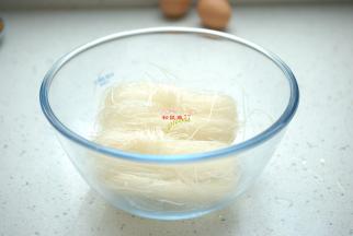 准备2小把绿豆粉丝放在大碗中，锅中烧点热水，暖壶中刚烧开的热水也可以。