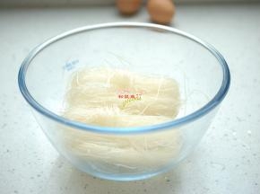 准备2小把绿豆粉丝放在大碗中，锅中烧点热水，暖壶中刚烧开的热水也可以。