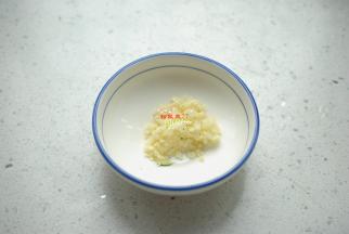 把剁好的蒜蓉放在一个干净的小碗中。喜欢吃蒜可以多放几个，不喜欢大蒜的味道也可以少放点。大蒜有很好的解毒消炎的作用，尤其夏天适当吃点蒜，保护肠胃健康。但是吃过大蒜后会有一种让人讨厌的味道。小编教你一个小妙招可以去除大蒜味，用薄荷叶子泡一杯柠檬水，先含一会儿再喝下去。或者干嚼几片薄荷叶效果也很明显，你可以试一试哦。