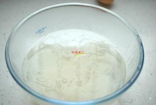 这时候粉丝也泡好了，取出来，过3遍冷开水或纯净水，让粉丝彻底变凉。过水后的绿豆粉丝很软，但不会烂。