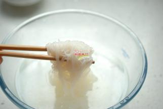 粉丝筋道而有弹性，太长的粉丝用刀切一下，或者用干净的剪刀剪短，吃的时候方便。