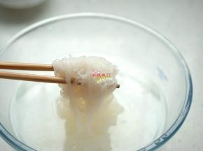 粉丝筋道而有弹性，太长的粉丝用刀切一下，或者用干净的剪刀剪短，吃的时候方便。