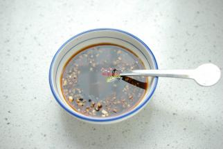 蒜蓉小碗内加入生抽1勺，香醋3勺，白糖半勺，蚝油1勺，再加2勺纯净水，混合搅拌均匀，一碗好吃的调味汁就做好了。