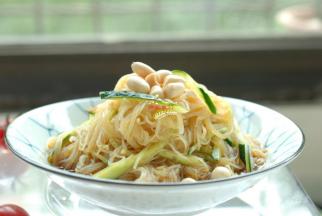 夏天最少不了这份凉拌菜，我经常拌一盘，酸辣开胃，清爽可口，我一个人都能吃光。