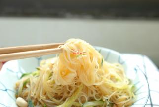 夏天还没胃口吗？这道菜一上桌就遭抢，闻着味道就想吃，酸爽开胃吃着过瘾，吃一盘都不嫌多。