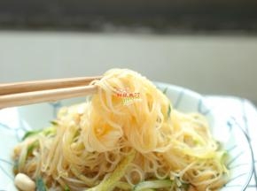 夏天还没胃口吗？这道菜一上桌就遭抢，闻着味道就想吃，酸爽开胃吃着过瘾，吃一盘都不嫌多。