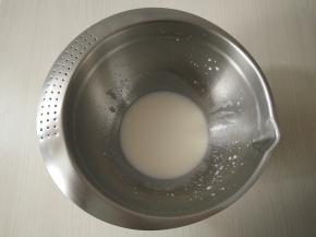 玉米油加入牛奶搅拌均匀。